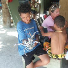 deras barn med Cocos krabba.