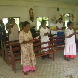 Kyrkobesök i Daliconi på Vanua Balavu.